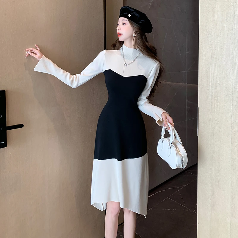 Женское трикотажное платье-свитер в стиле пэчворк с расклешенным рукавом