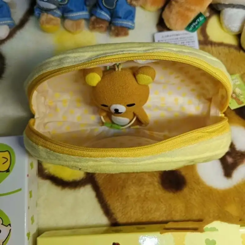 Фото Плюшевый пенал San X Rilakkuma, большая вместимость, сумка для канцелярии на молнии, косметичка для путешествий и студентов, милые канцелярские принадлежности. №3