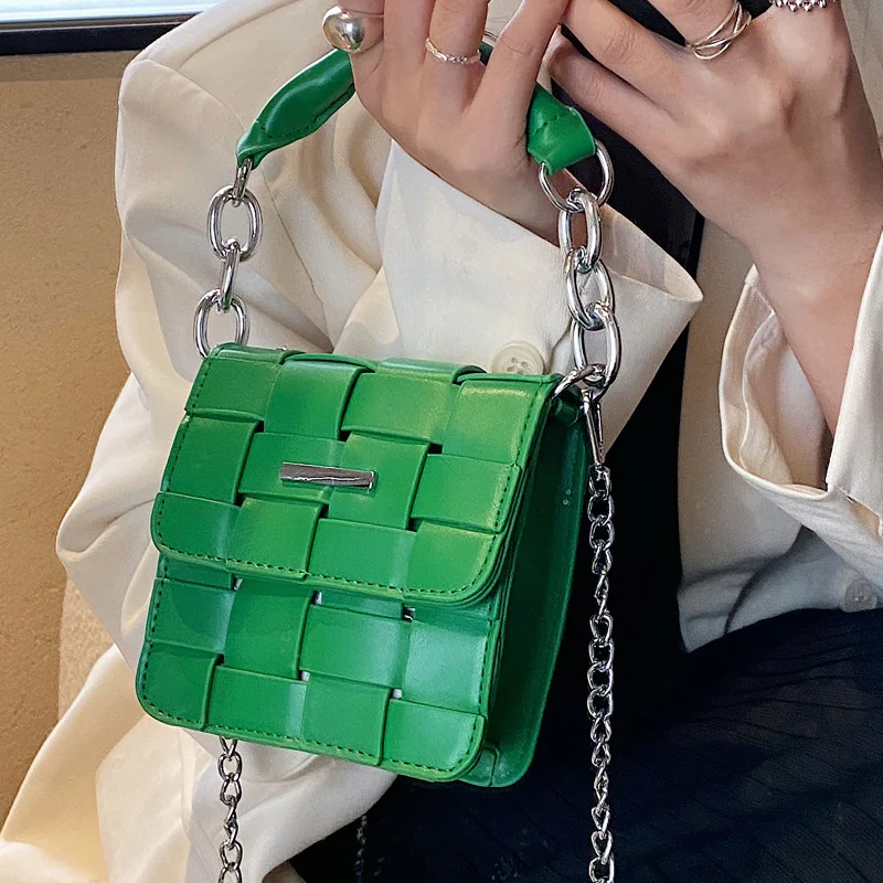 

Модные дизайнерские дамские плетеные сумочки, новинка 2022, брендовая трендовая миниатюрная сумка через плечо с металлической цепочкой для ж...