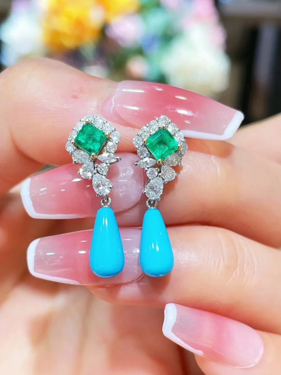 Серьги-подвески с изумрудами и бриллиантами из белого золота 18 карат