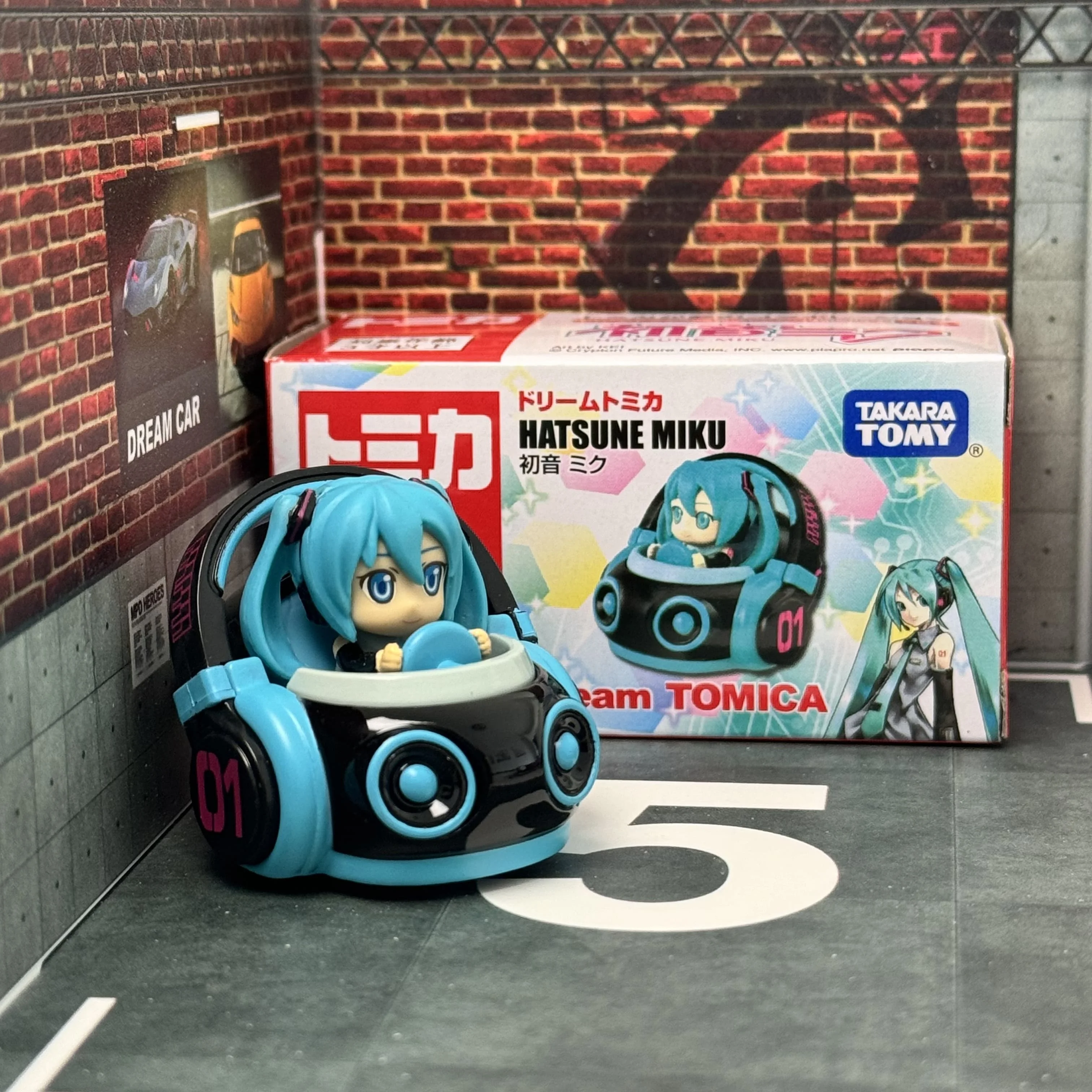 Фото Аутентичная мини-модель автомобиля Tomy Tomica Dream Tomica No.160 Hatsune Miku, литая под давлением металлическая модель серии, детские рождественские игрушки для мальчиков №3