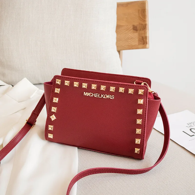 Модная женская сумка новинка 2024 модная с заклепками через плечо со смайликом