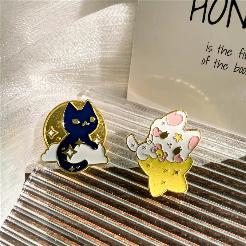 Комикс Красивый Облачный Кот Эмалированная Брошь Сладкая Звезда Любовь Белый Котенок Значок Школьная Куртка Аксессуары для Сумок Девочки Подарки Ювелирные Изделия.