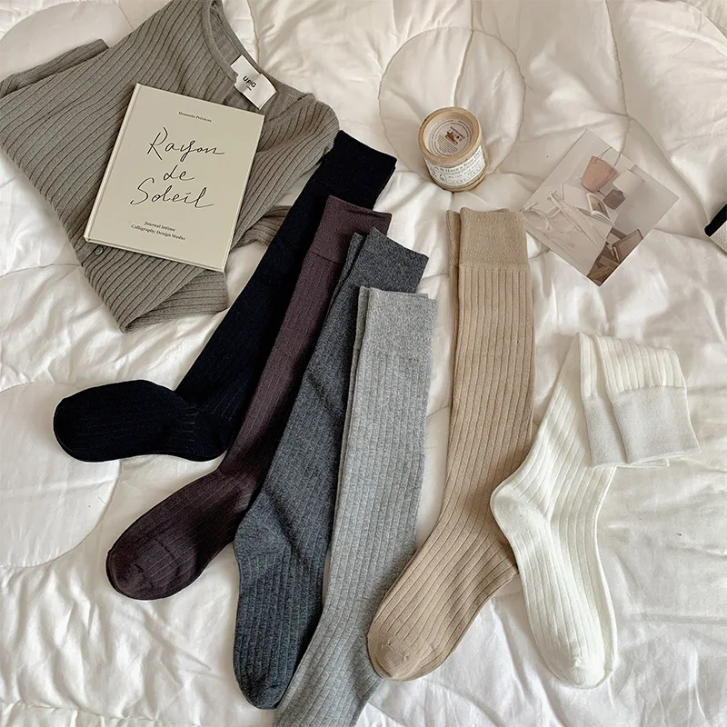 Рисунок 6 - Белые носки до середины икры для женщин