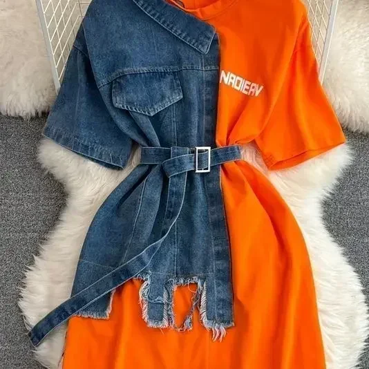 Темпераментное джинсовое платье-рубашка с поясом и круглым вырезом новое