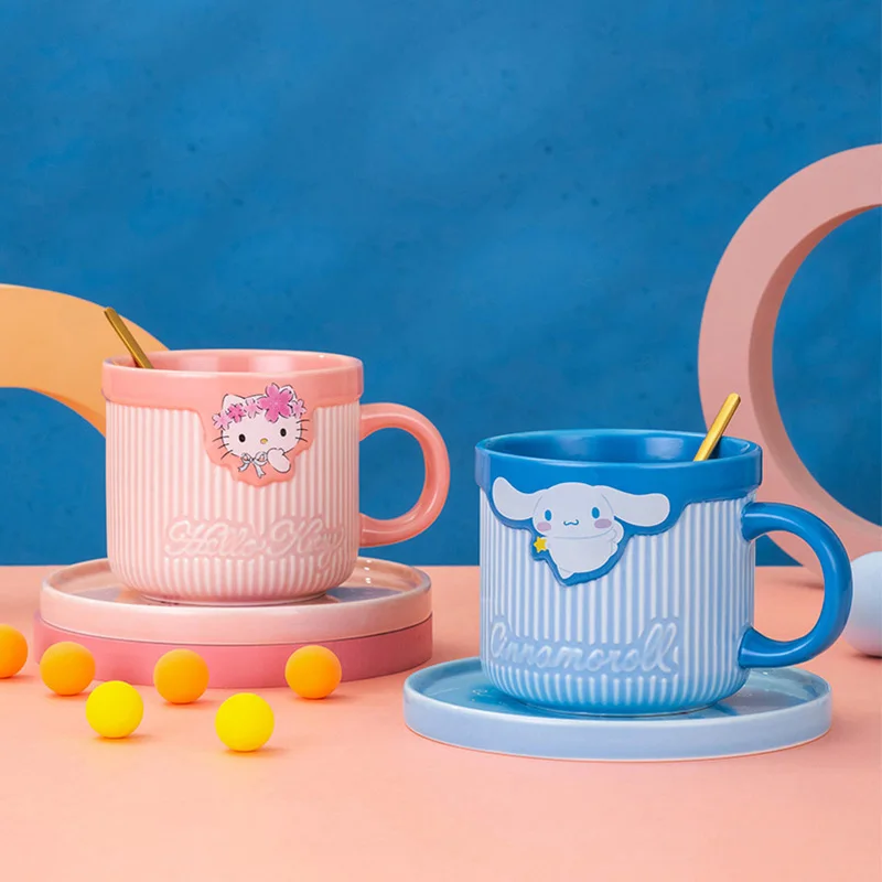 

Керамическая кружка Hello Kitty Cinnamoroll, набор блюдец с ложкой, мультяшная аниме керамическая чашка, кофейная зернистая кухонная принадлежности, ...