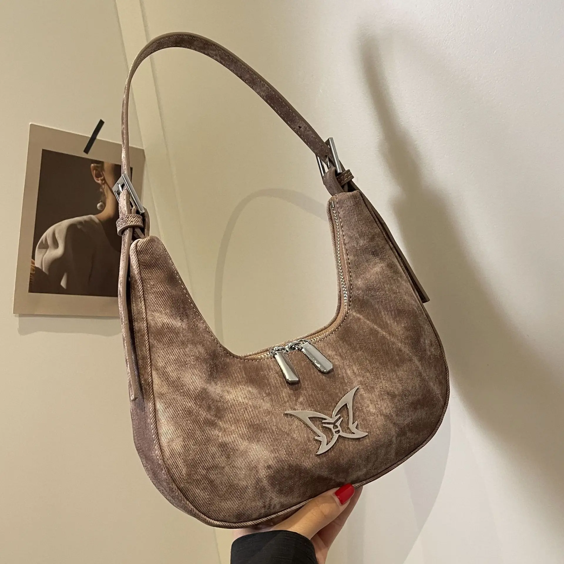 

Advanced sense of underarm bag women's new 2023 fashion explosions shoulder bag summer casual Joker commuter crossbody bag.