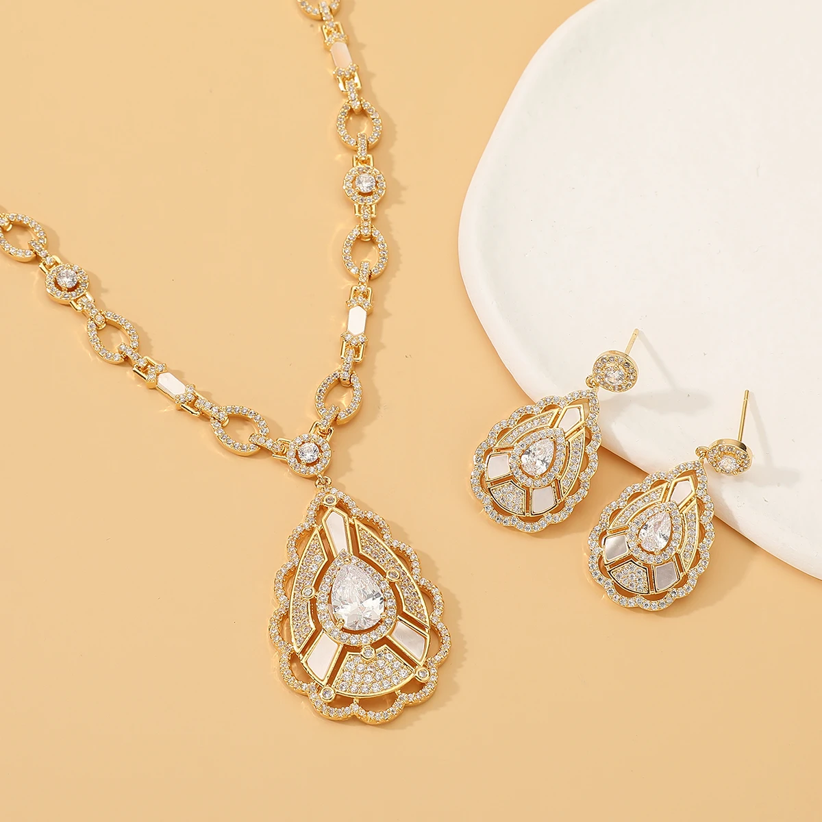 

Женский комплект из колье и серёг, с цепочкой