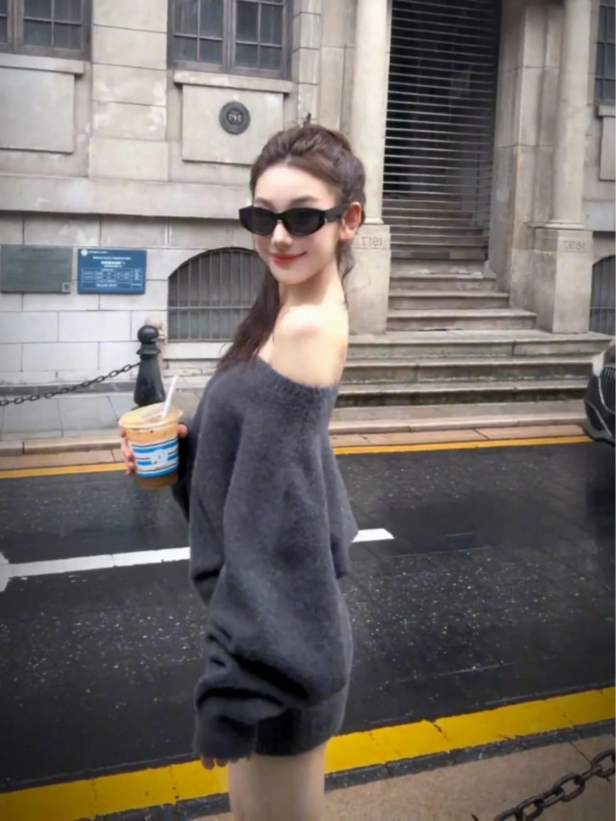 Синее платье-свитер с открытыми плечами женское осенне-зимнее трикотажное