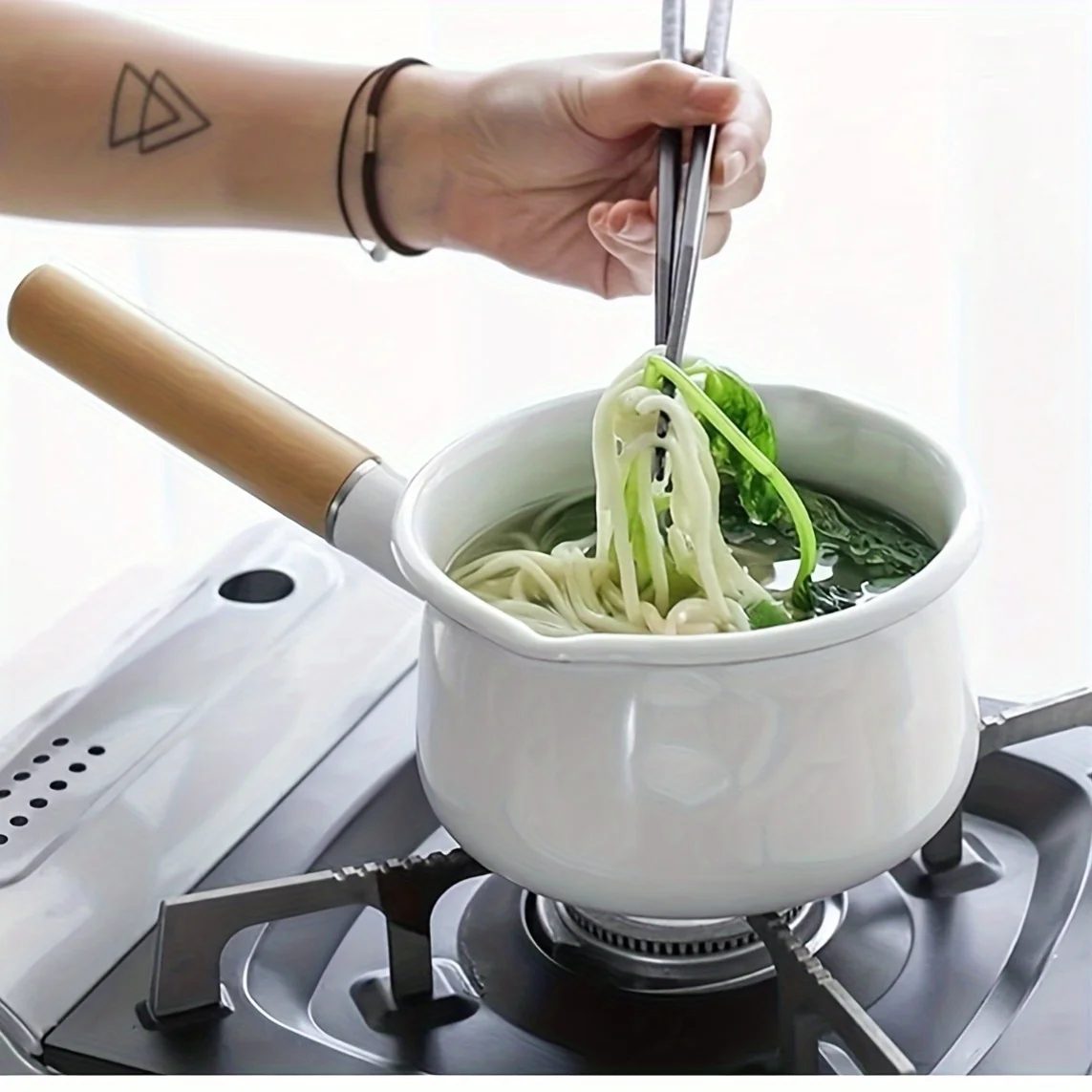 

Белая эмалированная кастрюля для молока