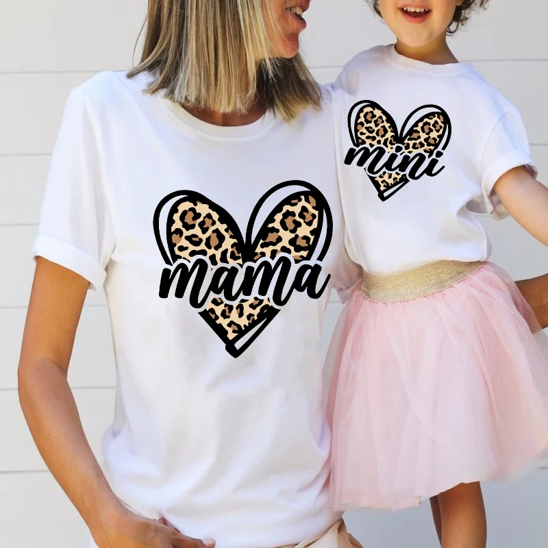 Фото Семейная одежда с леопардовым принтом Mama Mimi, одинаковые комплекты для мамы и дочки, наряд с короткими рукавами, модная футболка для мамы и дочки, топы №3