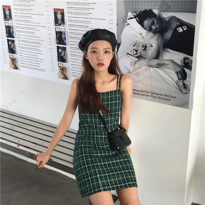 Летнее приталенное платье в клетку на бретелях для женщин красивое модное