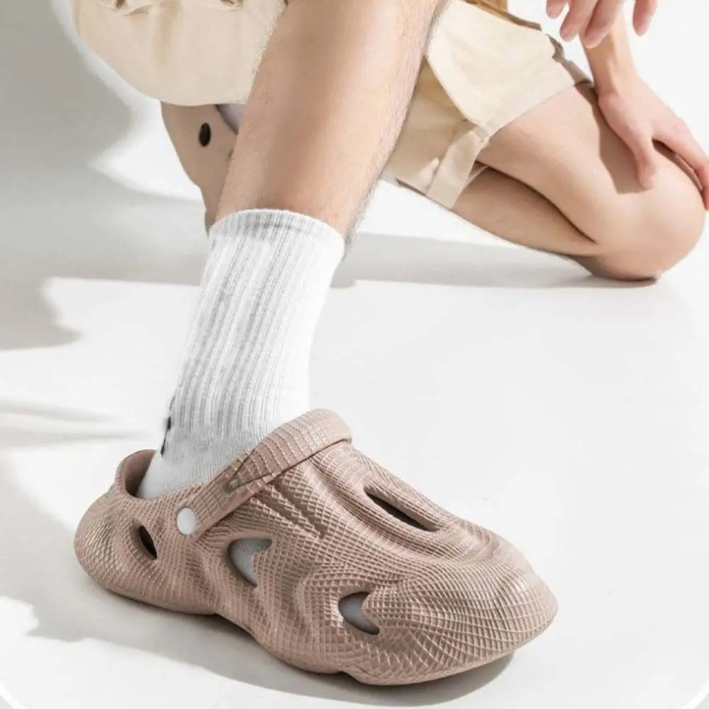 Удобные однотонные тапочки мужские текстурированные полые нестандартной формы