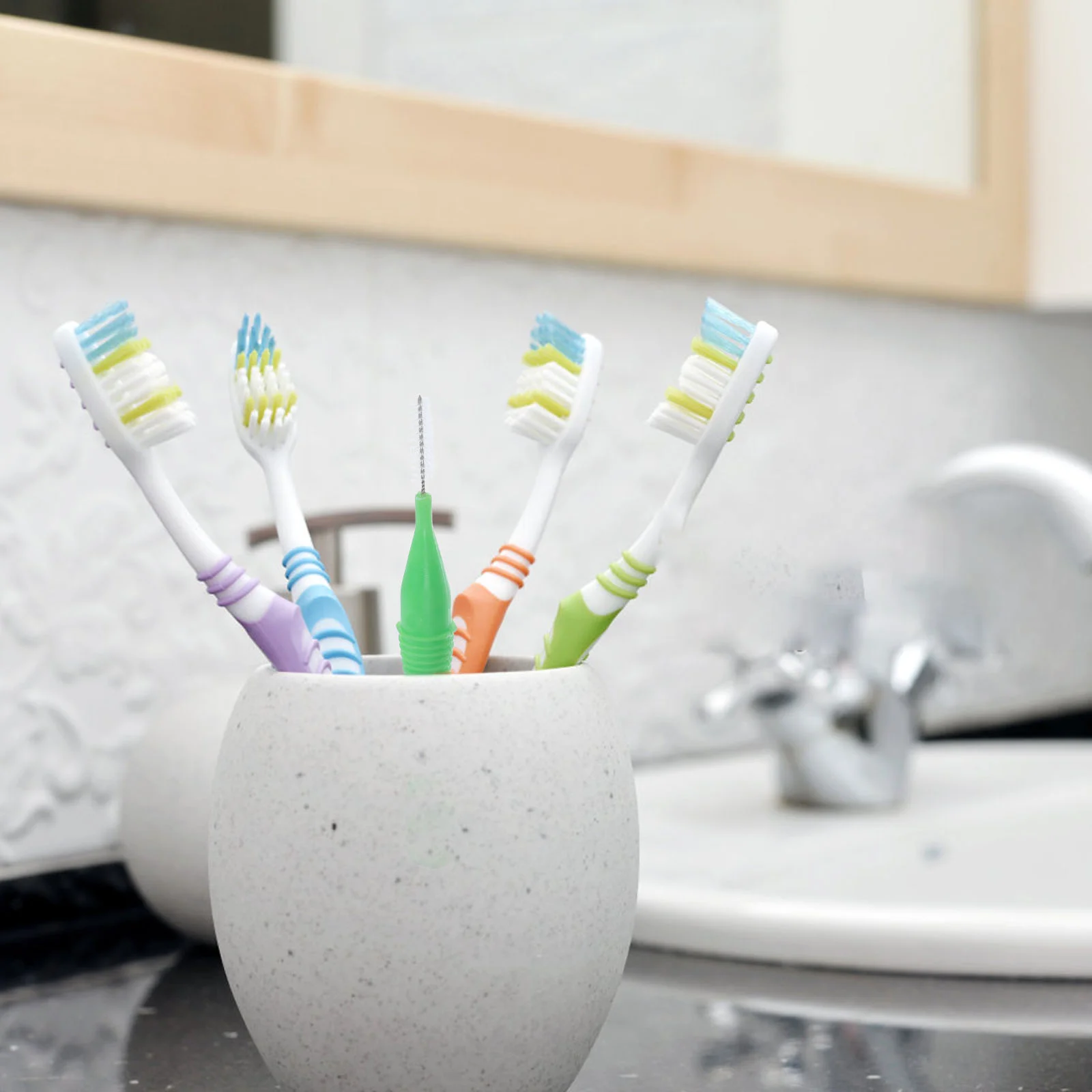 Рисунок 2 - Межзубная щетка, зубная нить, чистящие