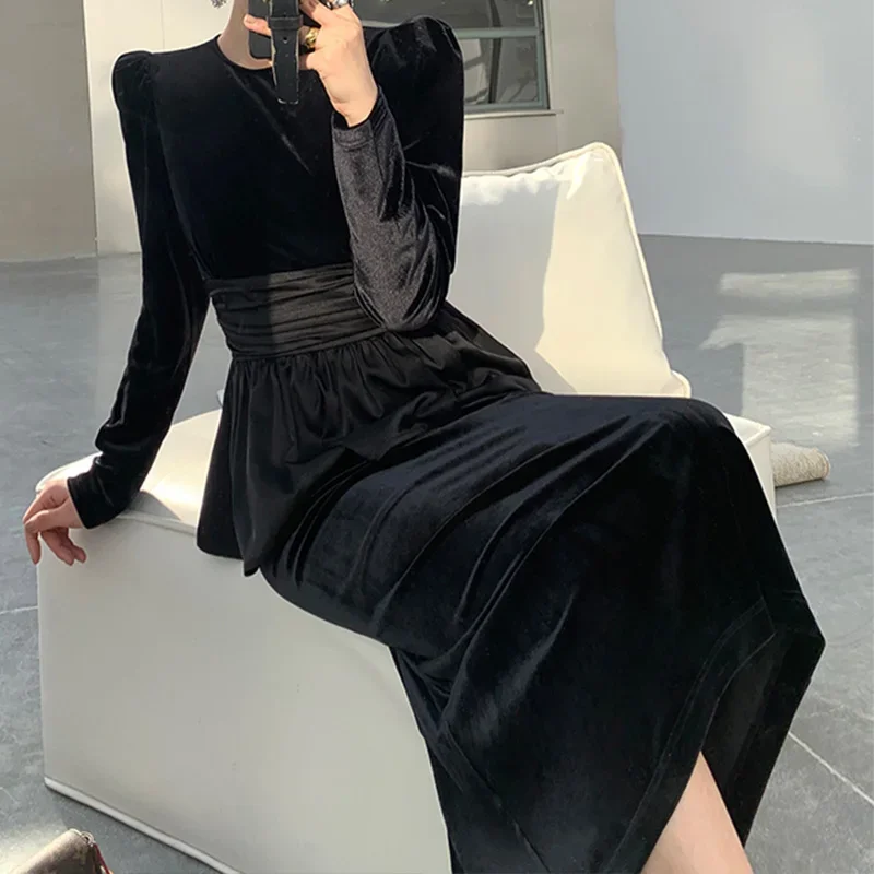 Черное платье женское элегантное бархатное облегающее с оборками и длинными