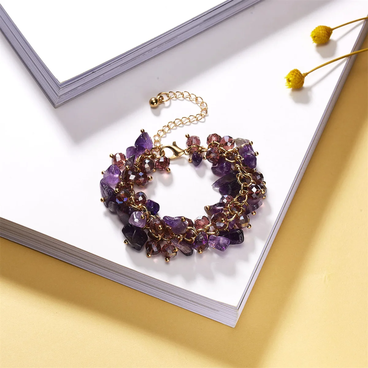 Женский браслет-цепочка с бусинами из натурального камня