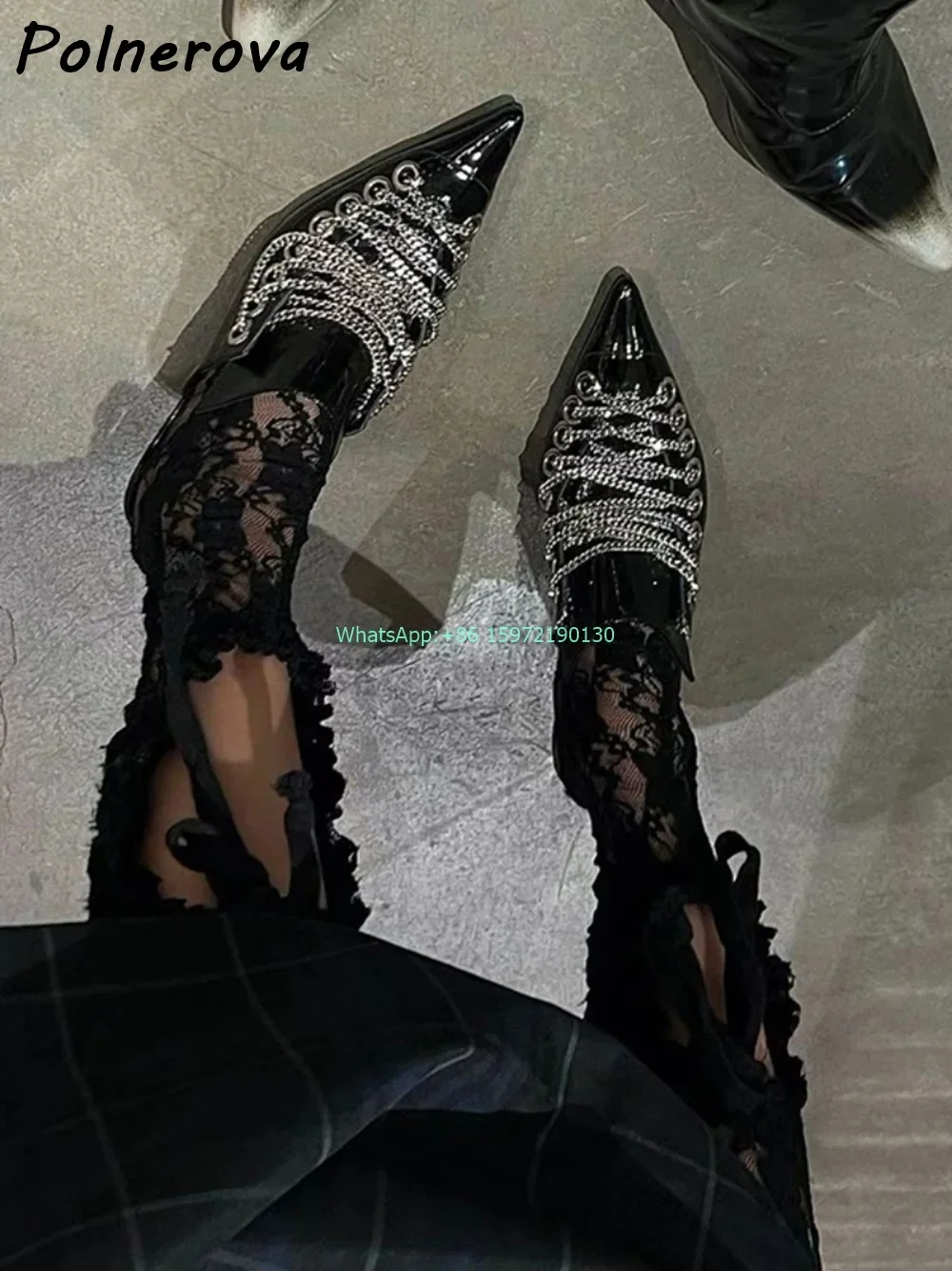 Женские туфли на шпильке черные однотонные с металлической цепочкой и ремешком