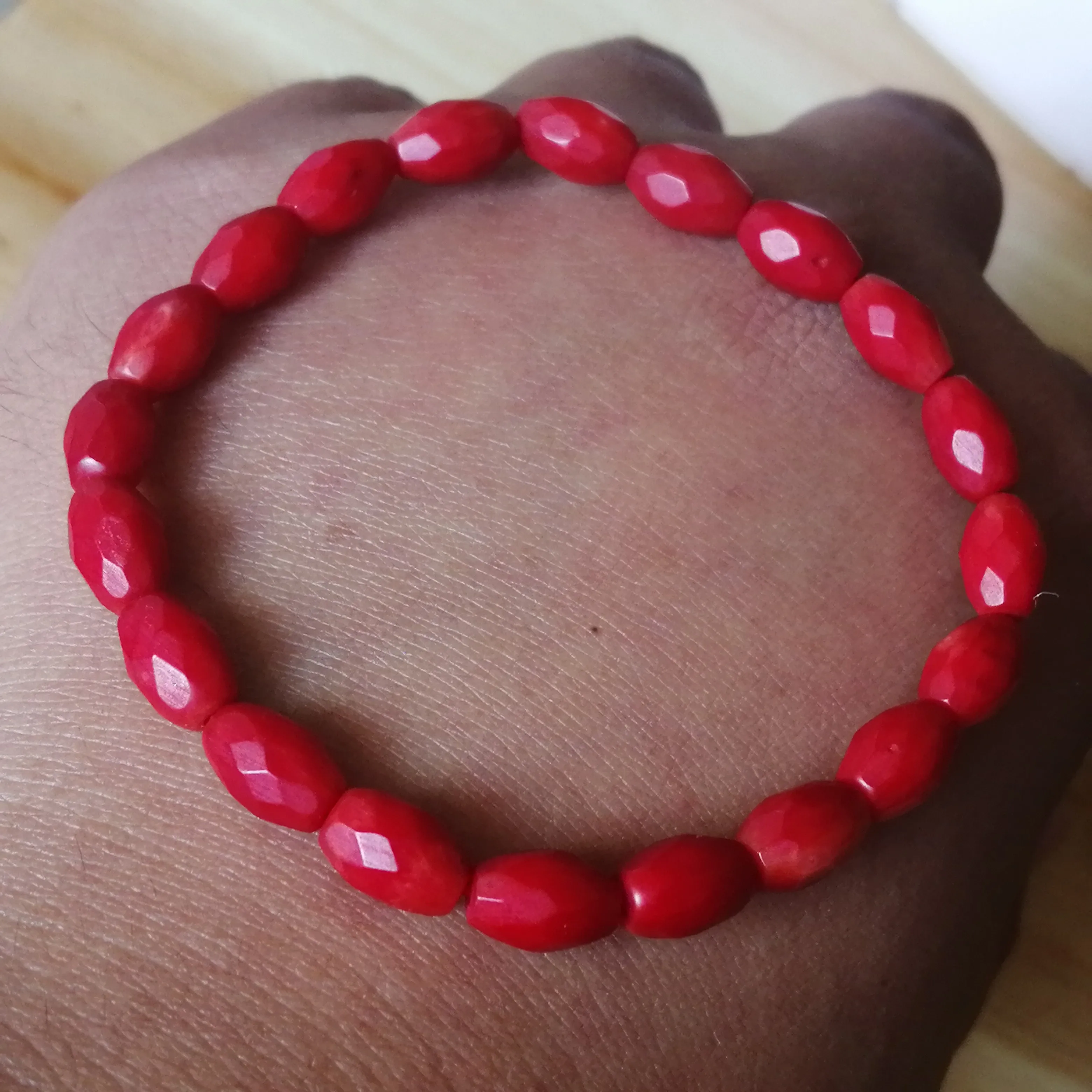 Женский браслет из красного коралла изящный эластичный натуральных драгоценных