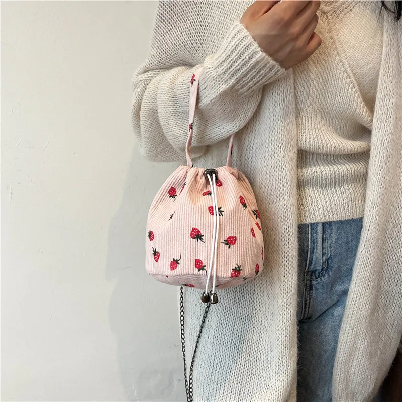 Женская вельветовая сумка-ведро с клубникой и ремешком-цепочкой модная сумка на
