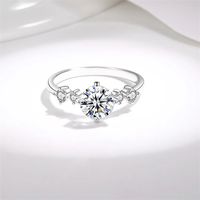 

TbestoneTbestone 2022 Hot Sale Moissanite Diamond Round Ring 925 Silver 1CT Girls Gift Wedding Party Ladies Elegant High Jewelry