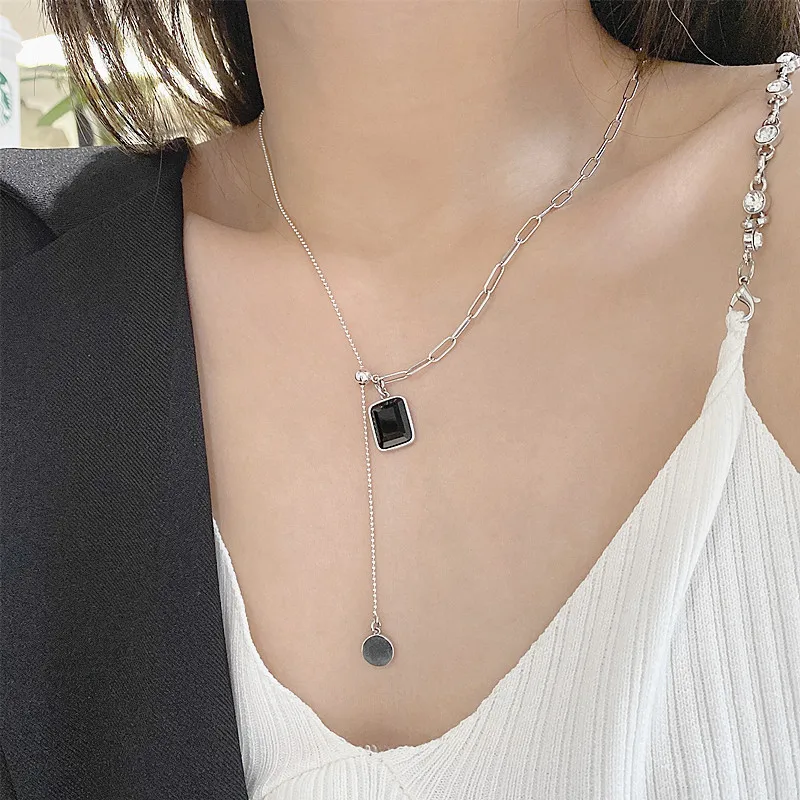 Ожерелье женское из серебра 925 пробы с черной геометрической кисточкой |