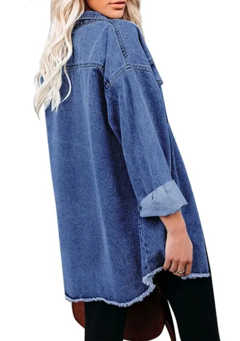 Женская джинсовая рубашка средней длины на пуговицах с карманами и отложным