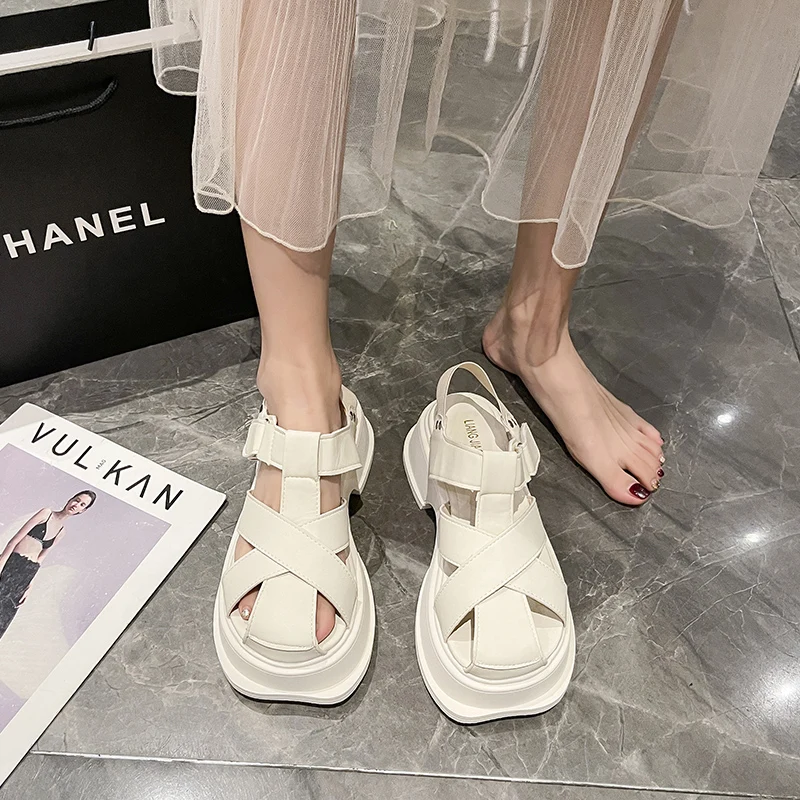 Сандалии пляжные женские на танкетке Роскошные туфли с закрытым носком