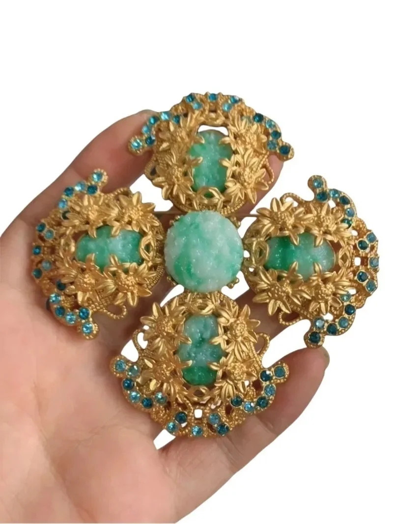 Фото Court Style Zircon Resin Floral Statement Brooch Pins for Women Designer Jewelry Luxury Clothing Accessory №1