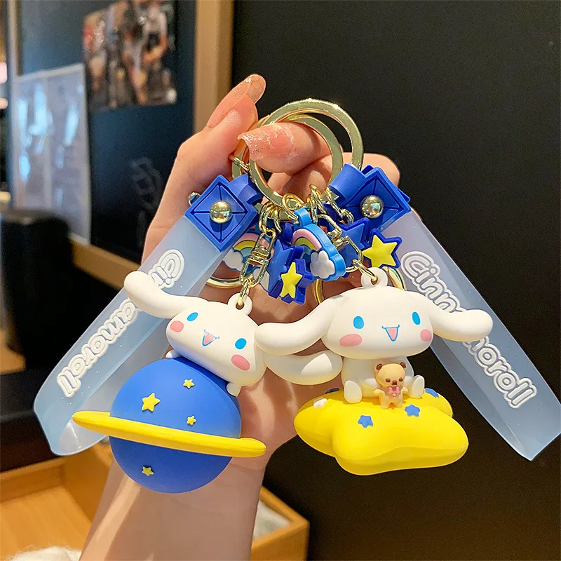 

Брелок Sanrio Cinnamoroll, кавайная кукла, серия «Вселенная Прогулка», мультяшная периферийная кукла из ПВХ, украшение для сумки, подвеска, рождеств...