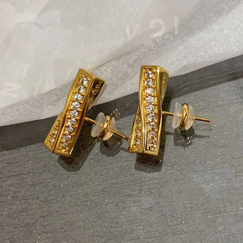 

New Full Diamond Twisted Metal Earrings Women's High Sense Light Luxury Minority Design Ear Studs Fashionable Earrings