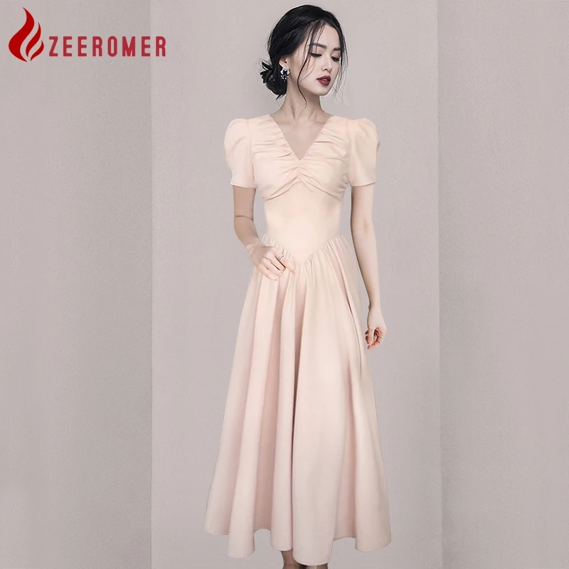 

Женское бальное платье с V-образным вырезом и пышными рукавами