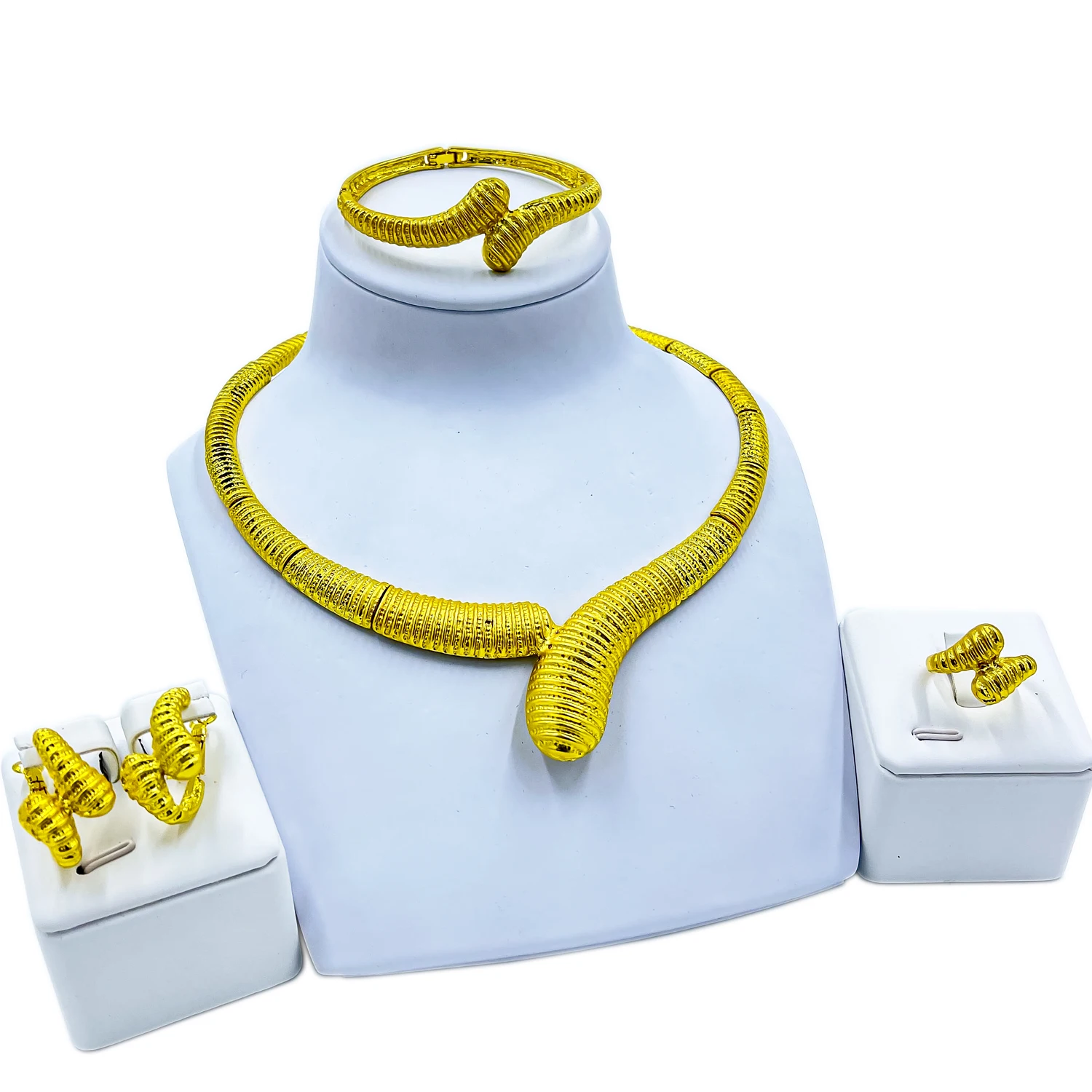 

Комплект из колье, серёг и кольца, в африканском стиле