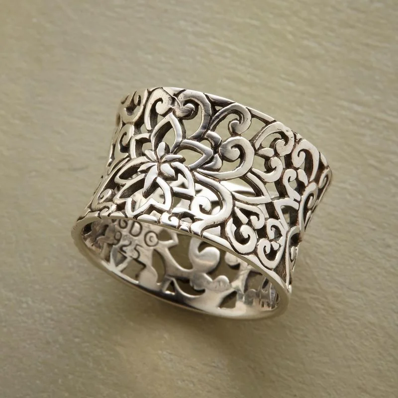 

Popular Retro Simple Irregular Hollow Flower Ancient Silver Color Female Alloy Ring For Women Party Jewelry Accessories