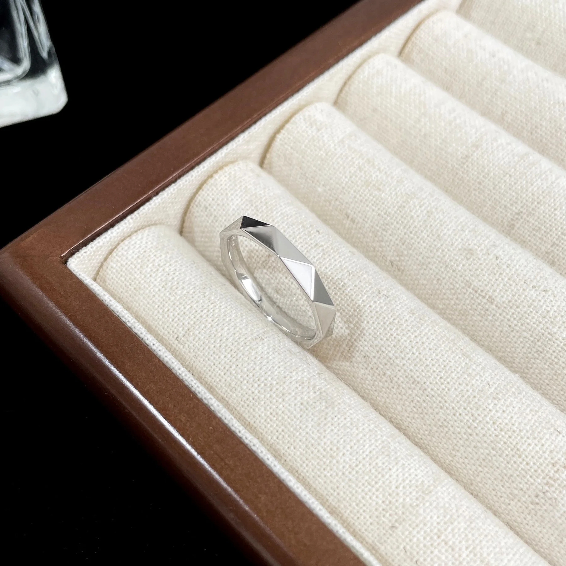 

NEW IN2023 Antique Diamond Inlaid Hollow Ring Imitation Crystal Decoration Ring Minimal Geometry Ring