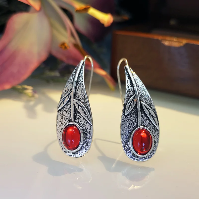

New Hot Selling Simple Personality Retro Leaves Red Green Zircon Earrings Fashion Trend Daily Commute Jewelry for Women Gifts