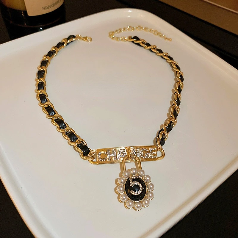 

2022 New Pearl-studded Digital Leather Woven Necklace Korea Dongdaemun Fashion Retro Clavicle Pendant Iced Out Pendant
