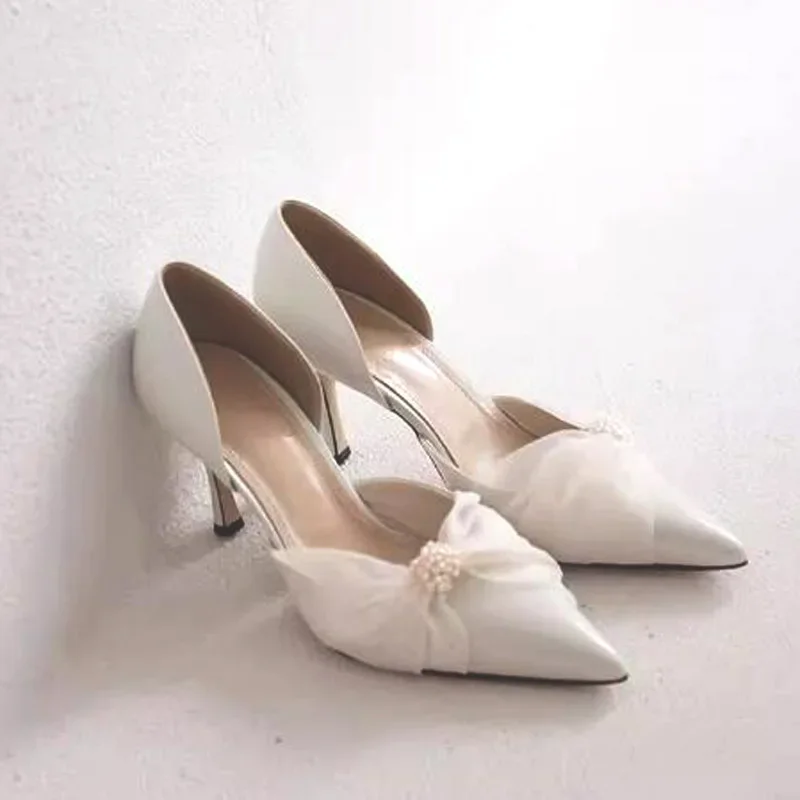 Бежевые белые свадебные туфли-лодочки с жемчужными ремешками и сетчатым бантом