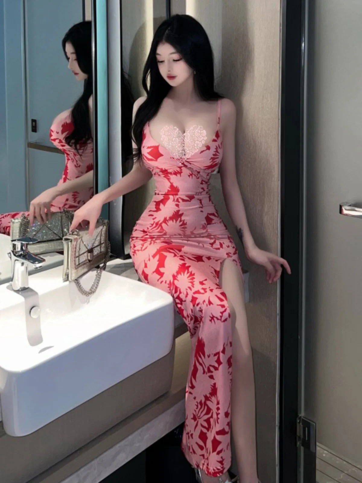 Цветное платье на бретельках с глубоким вырезом и v-образным женское сексуальное