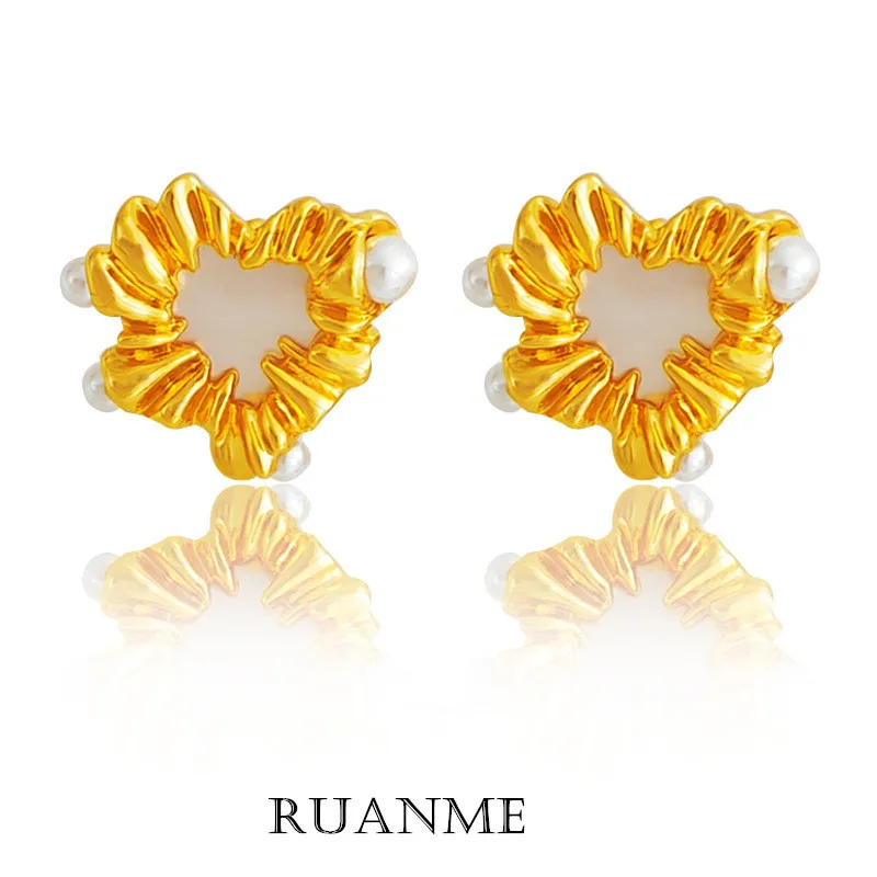 

European and American Fashion Contracted Exaggerated Personality Restoring Ancient Ways Is Irregular Heart Pearl Earrings