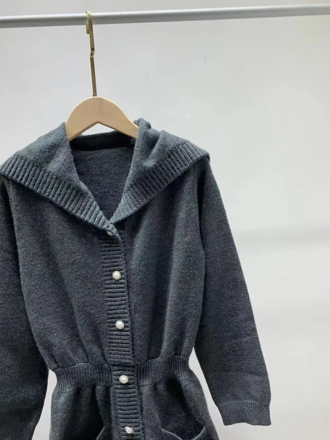 

Женское трикотажное мини-платье с отложным воротником и длинным рукавом