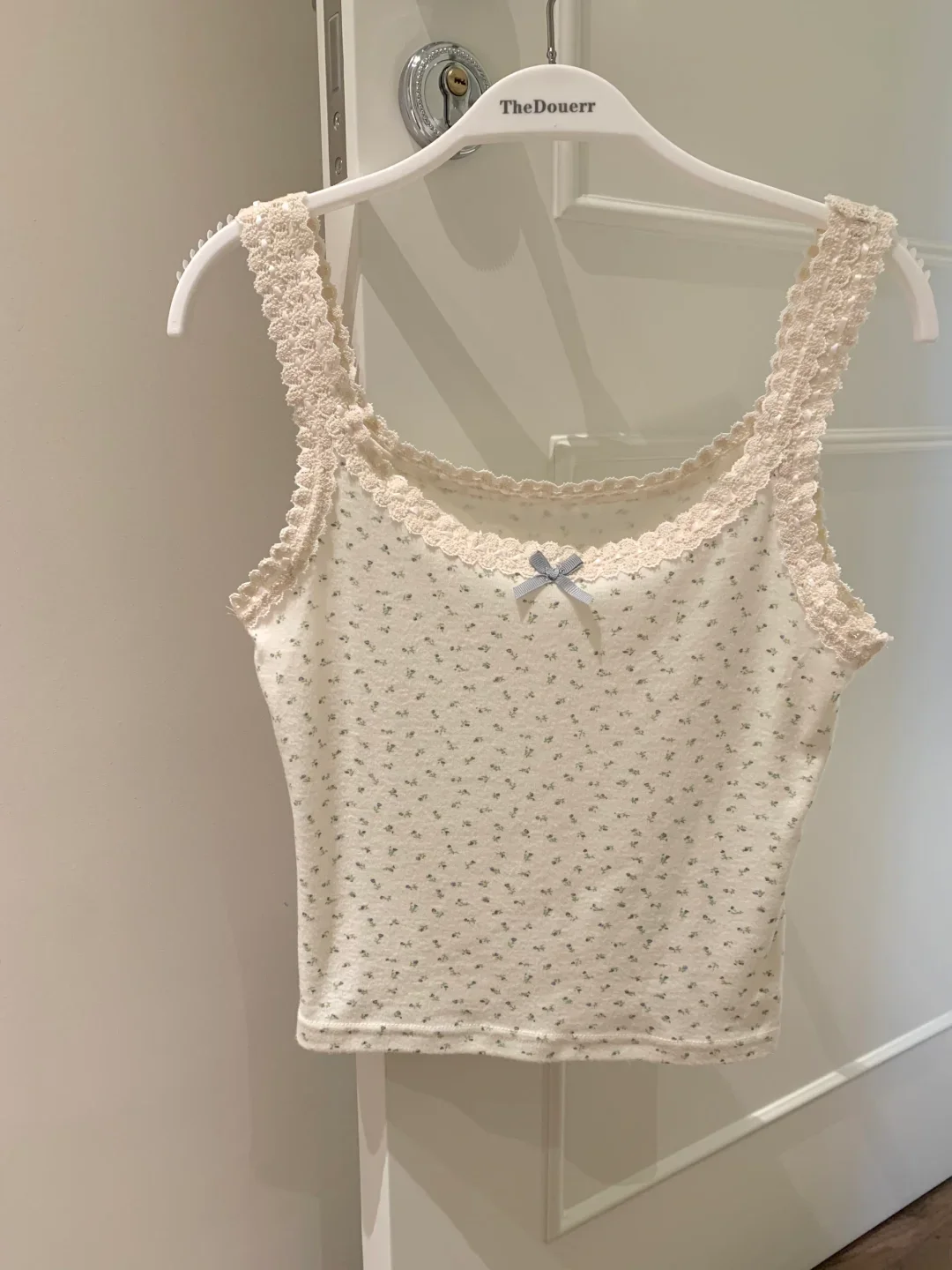 Женский облегающий топ с цветочным принтом короткий базовый без рукавов весна 2024