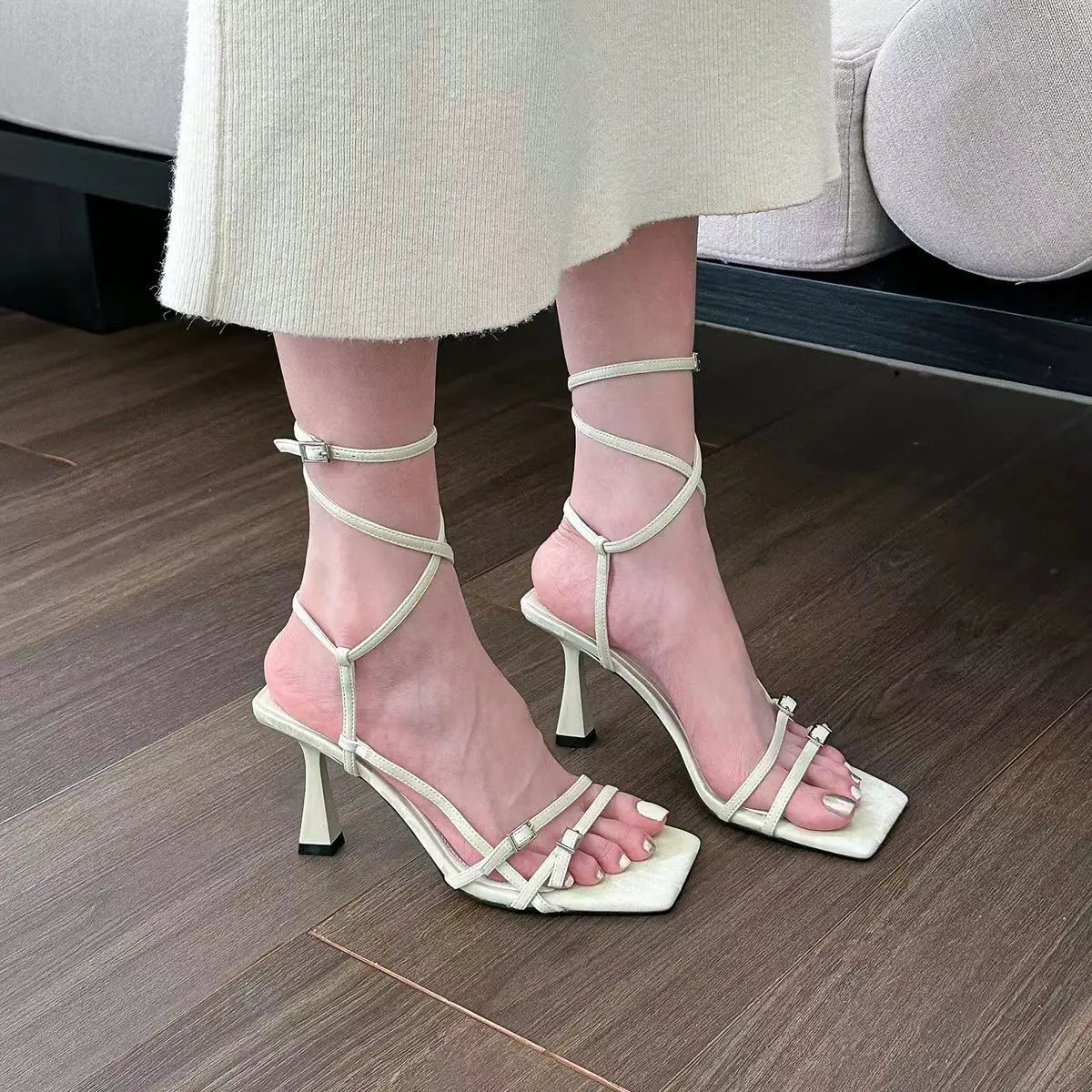 Бежевые босоножки на каблуке туфли низком с ремешком лето 2024 черные модные