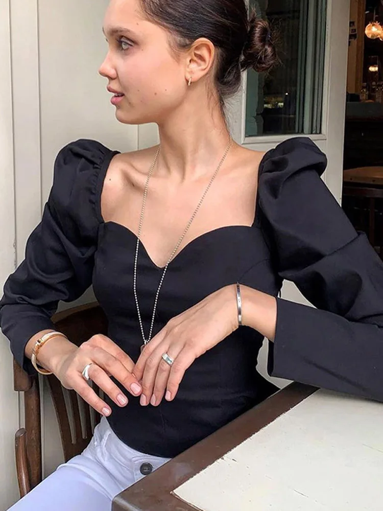 Женская блузка с пышными рукавами однотонная приталенная квадратным вырезом и