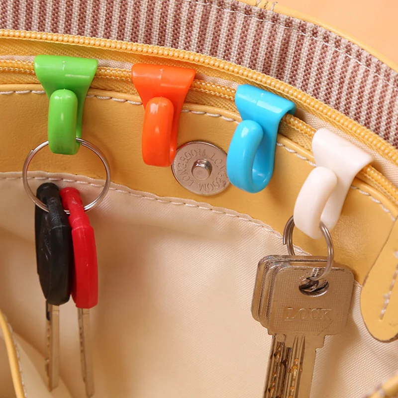 

2PC Practical Anti Lost Key Holder Built-in Bag Clip Plastic Bag Hook Key Clips Easy Carrying Mini Colorful