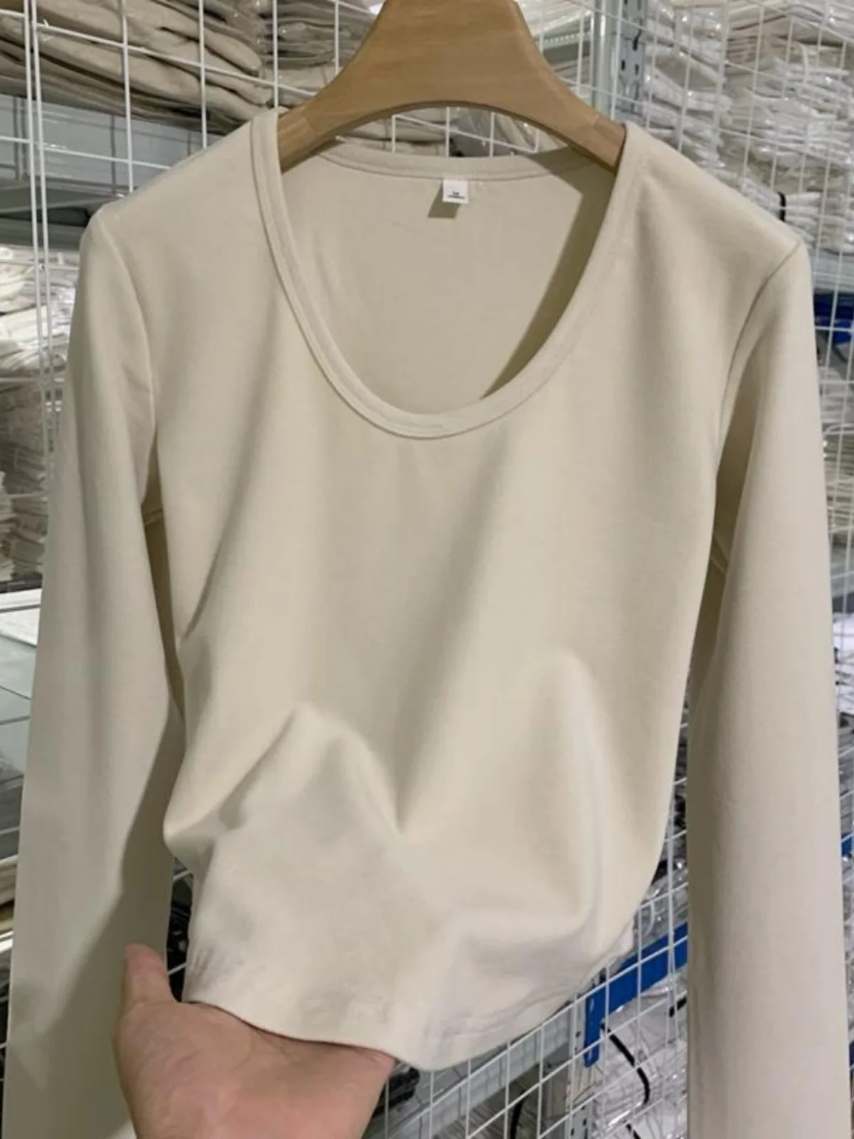 Базовая простая женская однотонная осенняя рубашка с U-образным воротником