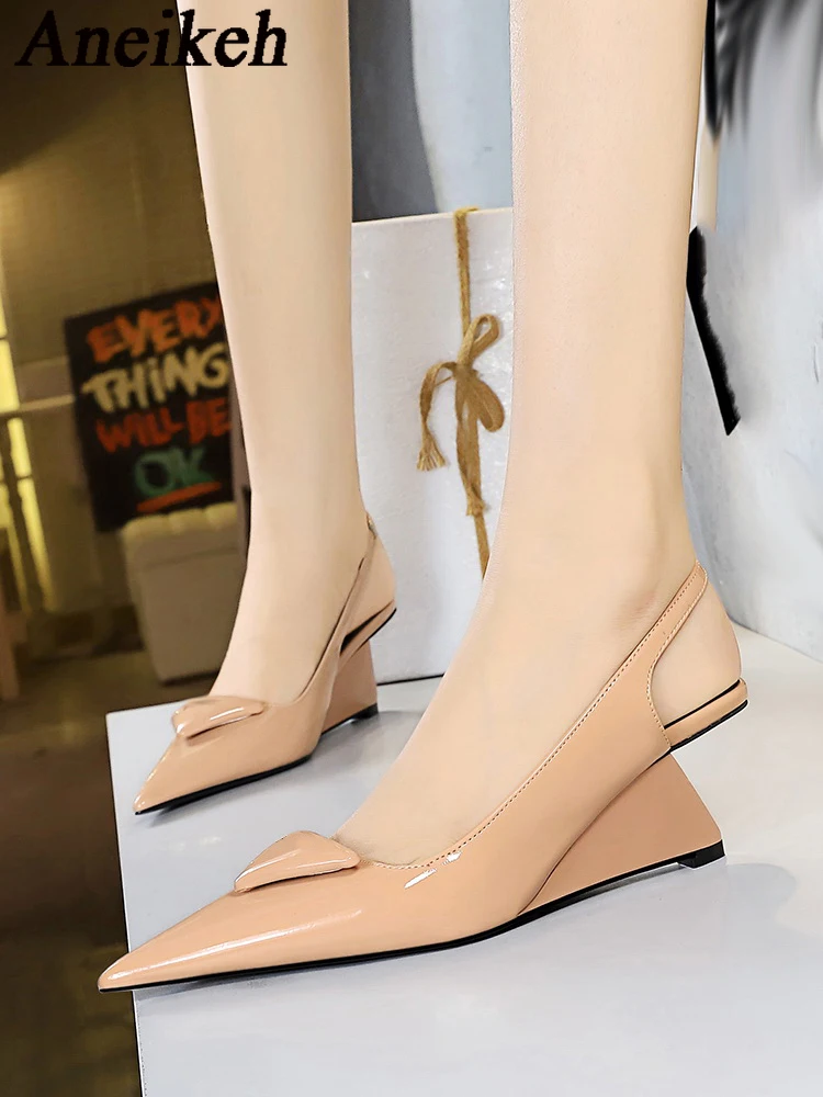 

Aneikeh2024 Fashion Pointy Slingbacks Wedges ShoesWomen Patent Leather Triangle Label Decoration Elastic Band High Heels Zapatos