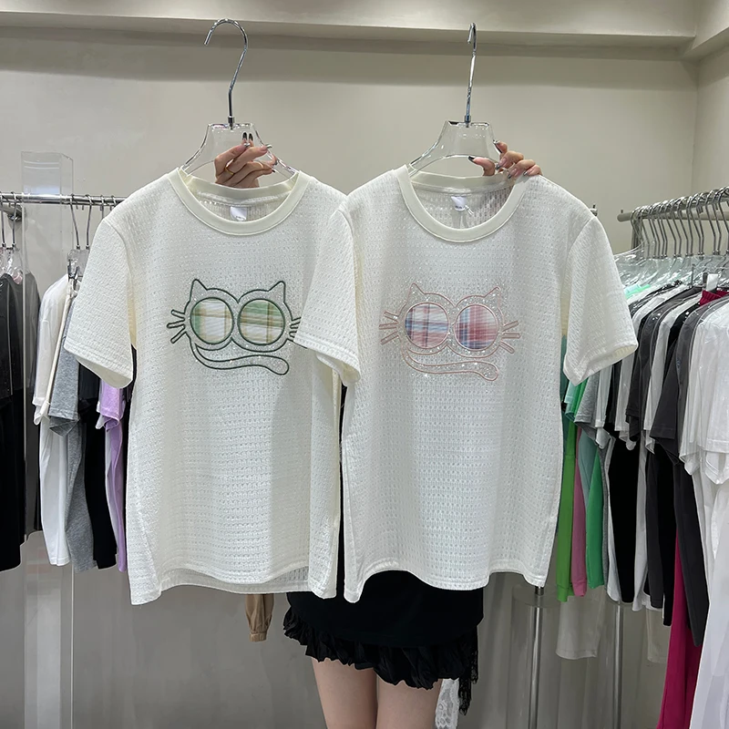 

Женская футболка с коротким рукавом, круглым вырезом и вышивкой