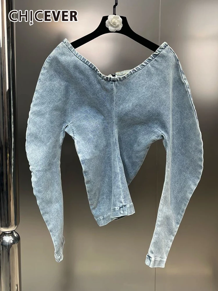 

Женская джинсовая футболка с воротником-лодочкой, открытыми плечами и молнией