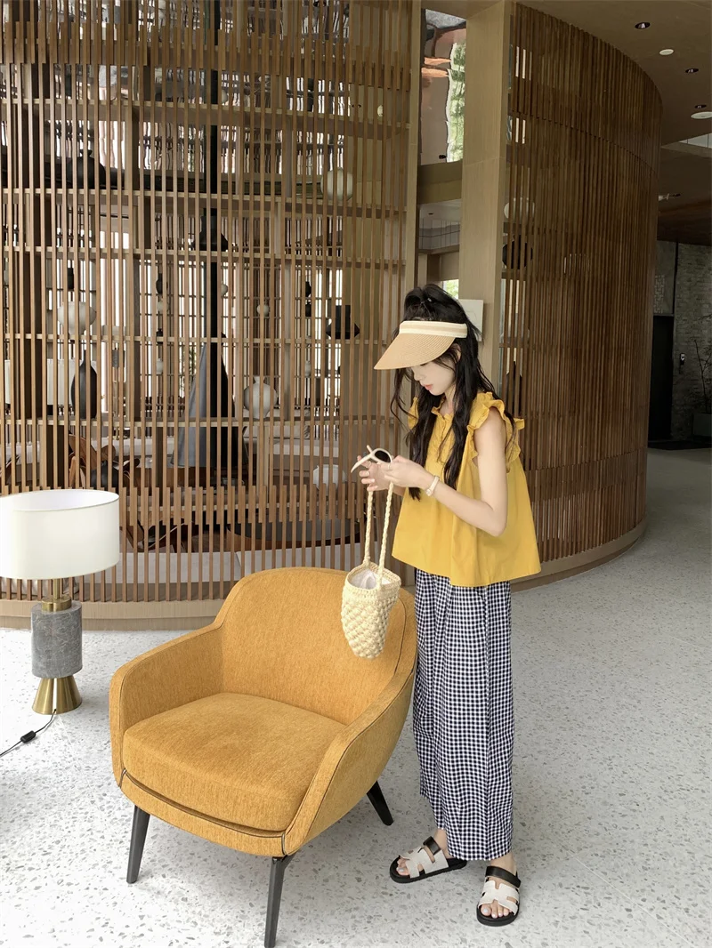 

GY3847 Летний Новый возрастной комплект из двух предметов, модная рубашка с летающими рукавами и деревянными ушками, повседневные укороченные брюки в клетку с высокой талией