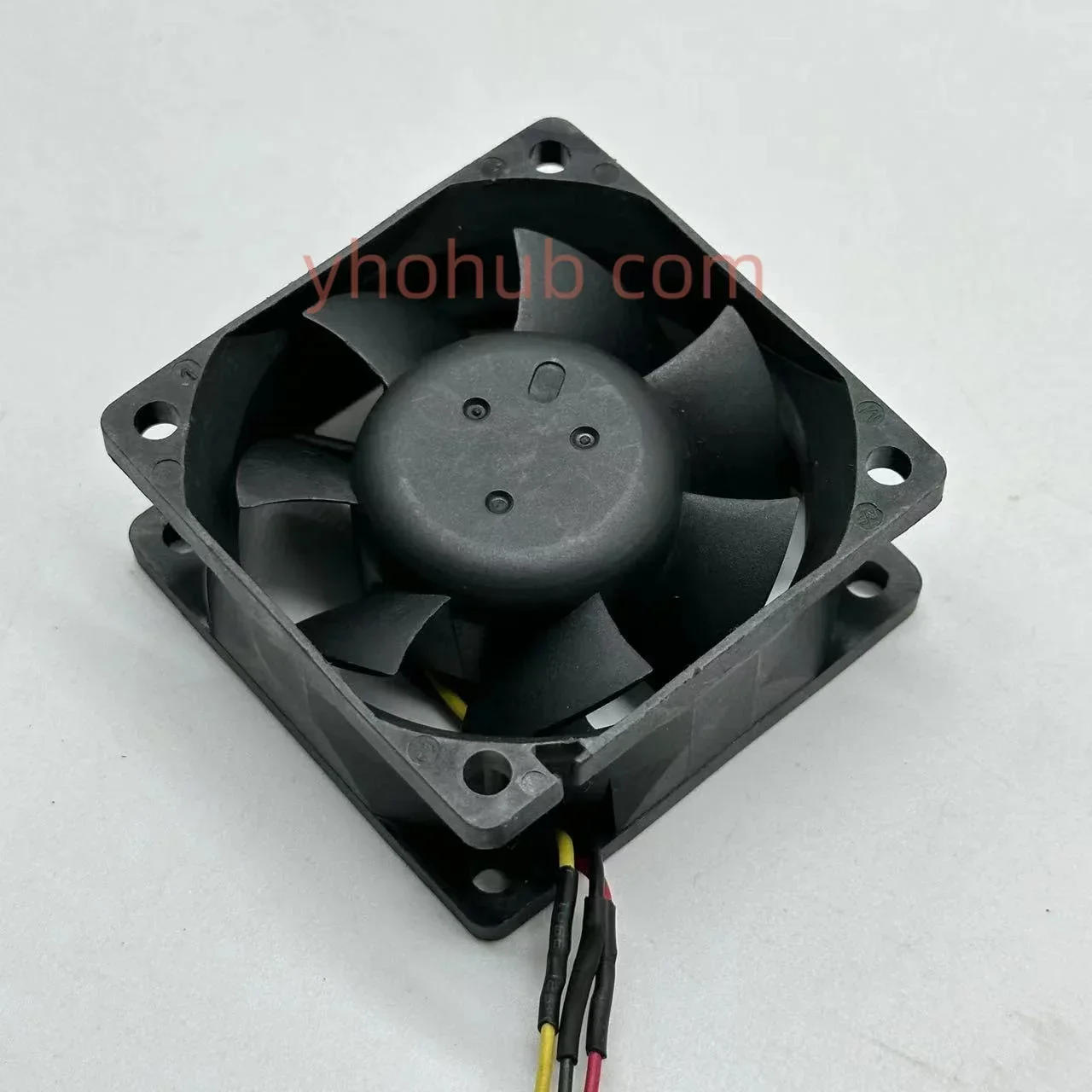 Delta Electronics AUB0612HH F00 DC 12 В 0 36 А 60x60x25 мм 3-проводной охлаждающий вентилятор для сервера